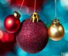 Tres bolas navideñas, una grande y dos pequeñas