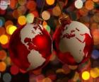 Bolas navideñas decoradas con el mapa mundi