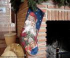 Calcetín navideño colgado en la chimenea