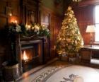 Precioso hogar del fuego decorado para las celebraciones de Navidad