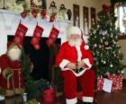 Papá Noel sentado delante del hogar del fuego o chimenea