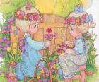 Dos niñas recogen flores. Precious Moments