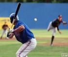 Jugador profesional de beisbol, el bateador con el bate en alto