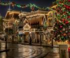 Calle adornada para Navidad con luces en las fachadas