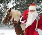 Papá Noel junto a un caballo