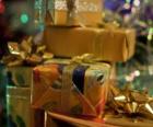 Regalos navideños con lazos decorativos