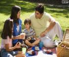 Familia haciendo un picnic en el parque