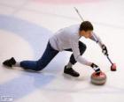 Atleta practicando el curling