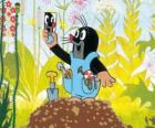 El topo Krtek excavando la madriguera