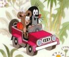 Krtek el pequeño topo conduciendo un jeep junto con el pequeño ratón