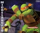 Michelangelo entrenando con su arma preferida, el nunchaku, dos palos unidos por una cadena