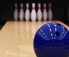 Bowling. Bola rodando hacia los bolos. Bolera o boliche