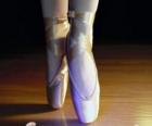 Los pies de una bailarina con las zapatillas de ballet