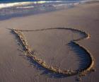 Gran corazón dibujado en la arena