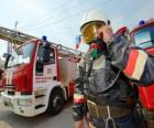 Bombero completamente equipado, junto al camión