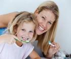 Niña lavándose los dientes, una práctica esencial para la salud dental