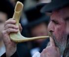 Hombre tocando el shofar. Instrumento musical de viento típico de las fiestas judías