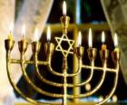 Candelabro de nueve brazos con las velas encendidas, la Januquiá usado en la Jánuca