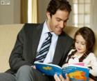 Papá ayudando a leer a su hija