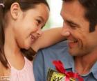 Padre con su hija mientras le da el regalo