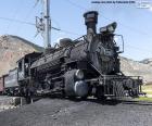 Vieja locomotora de vapor con el vagón del carbón
