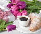 Regalos y desayuno para mamá