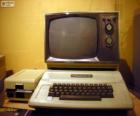 El Apple II fue la primera serie de microcomputadores de producción masiva (1977)