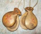 Las castañuelas o palillos,son un instrumento musical de percusión, de madera