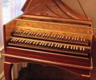 El clavecín es un instrumento musical con teclado y cuerdas pulsadas, como el arpa y la guitarra