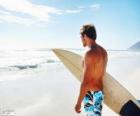 Hombre con una tabla de surf