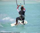 El kitesurf es un deporte extremo de deslizamiento sobre el agua en el que el viento propulsa una cometa