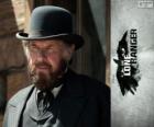 Latham Cole (Tom Wilkinson) en la película El Llanero Solitario