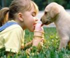 Niña y perro compartiendo un helado