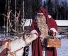 Papá Noel dando de comer al reno