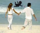 Pareja enamorada paseando por la playa
