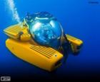 Un pequeño submarino en el fondo del mar