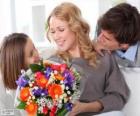 Mamá recibiendo un ramo de flores