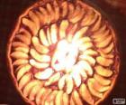 Tarta iluminada con la luz de las velas