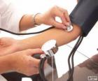 La enfermera tomando la presión arterial a un paciente