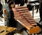 El vibráfono, es un instrumento musical de la familia de los idiófonos