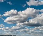 Las nubes son masas visibles hechas de cristales de hielo o gotas de agua microscópicas suspendidas en la atmósfera