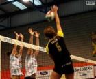 Ataque en la red e intento de bloqueo de la defensa en un partido de voleybol