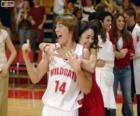 Gabriella Montez abraza a Troy Bolton