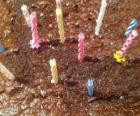 Pastel de chocolate con velas