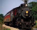 Locomotora de un tren de vapor de color negro