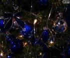 Bolas azules decorando un abeto de Navidad