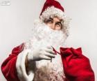Santa Claus feliz con los regalos de Navidad