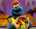 El Monstruo de las Galletas con un cesto de frutas