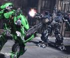 Lucha entre dos Transformers de las facciones Autobots y Decepticons