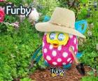 Gracioso Furby jardinero con sombrero y herramientas para trabajar en el jardin